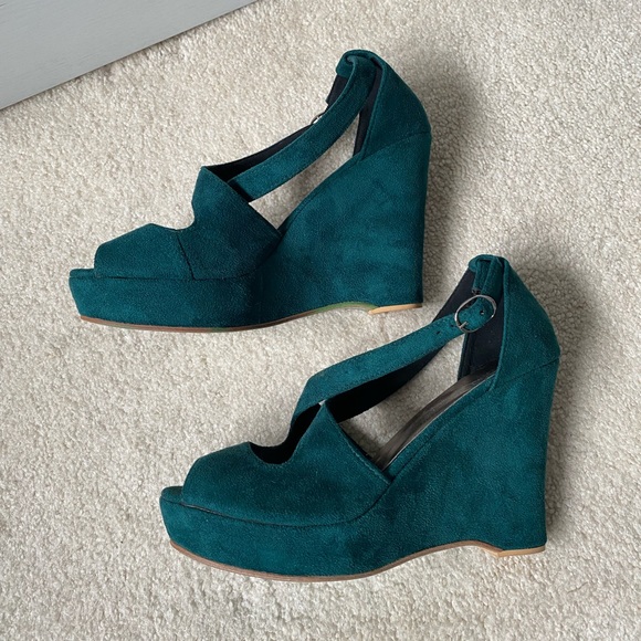 **BRAND NEW WEDGES HEELS** - Picture 3 of 8